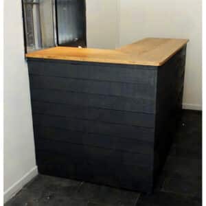 Escritorio con tabla de madera
